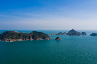 İnsansız hava aracı Hong Kong sai kung üzerinde uçuyor