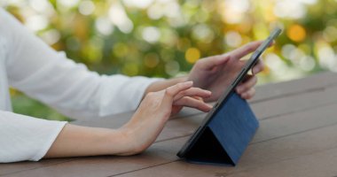 Parkta tablet bilgisayar kullanımı