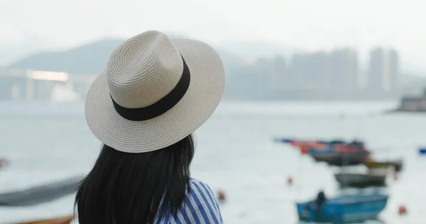 Femme Avec Chapeau Paille Regarder Mer — Photo