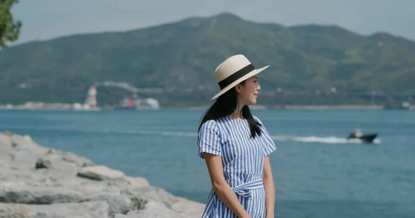 Kadın Hasır Şapkayla Denize Bak — Stok fotoğraf