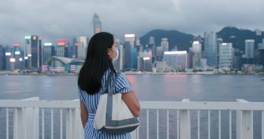 Kadın gece şehre bak.