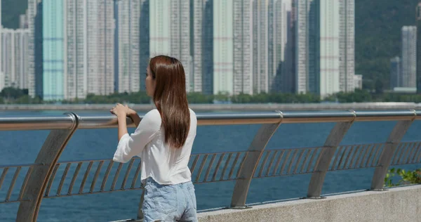 Vrouw Kijk Naar Stad — Stockfoto