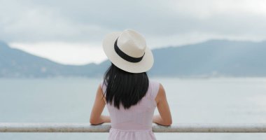 Gezgin kadın, denize bak.