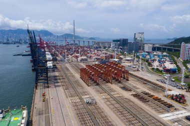 Kwai Tsing, Hong Kong 24 Haziran 2020: Hong Kong konteynır limanının yukarıdan aşağı görüntüsü