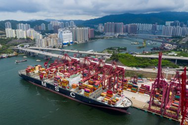 Kwai Tsing, Hong Kong 24 Haziran 2020: Hong Kong konteynır limanının yukarıdan aşağı görüntüsü