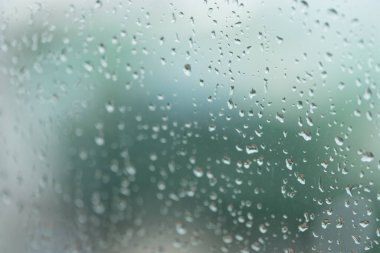 Cama şiddetli yağmur yağıyor.