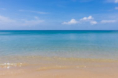 Güneşli bir günde deniz ve gökyüzü