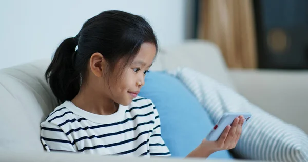 Azji Dziewczyna Oglądać Smartfon Domu Wieczorem — Zdjęcie stockowe