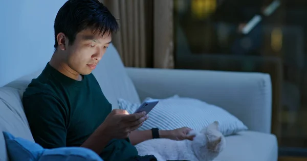 Man Gebruik Van Mobiele Telefoon Met Zijn Pomeranian Hond — Stockfoto