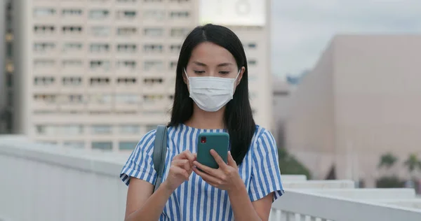 Žena Nosit Masku Obličeje Používání Mobilního Telefonu Městě — Stock fotografie