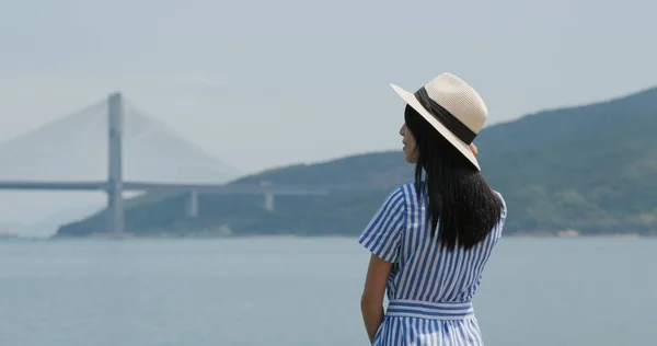 Viaggio Donna Guardare Mare — Foto Stock