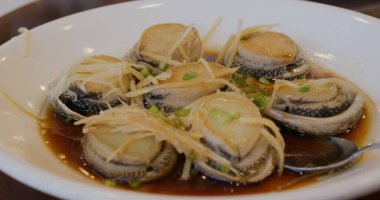 Çin lokantasında istiridye buğulama