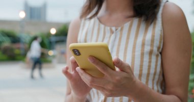 Açık havada kadın cep telefonu kullanımı