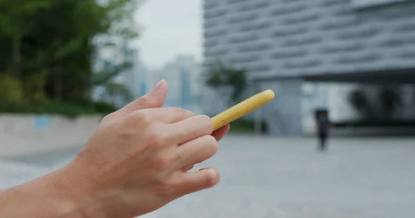 Vrouw Gebruikt Mobiele Telefoon Straat — Stockfoto