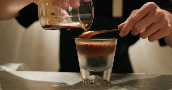 Tonik Suyuna Espresso Koy Sahte Kuyruk Içeceği — Stok fotoğraf