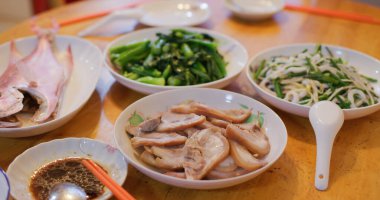 Hong Kong tarzı ev yemekleri, aile yemeği konsepti, haşlanmış balık, kızarmış sebze ve et.