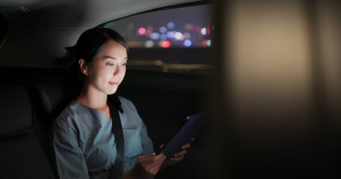 Arabada kadın tableti kullanımı