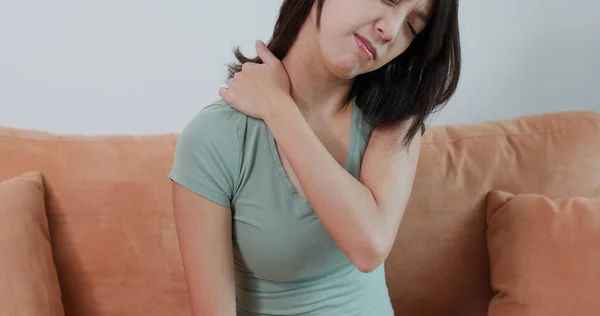 Woman Suffer Shoulder Pain Home — Stock Photo, Image