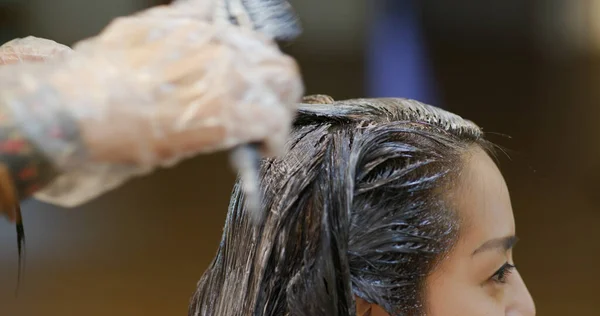 Žena Barvení Její Vlasy Salonu Krásy — Stock fotografie