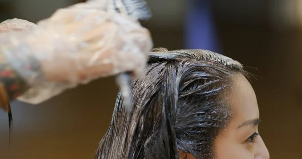 Mulher Tingir Seu Cabelo Salão Beleza — Fotografia de Stock