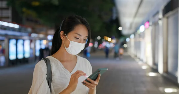 Žena Nosí Masku Noci Používá Mobilní Telefon — Stock fotografie