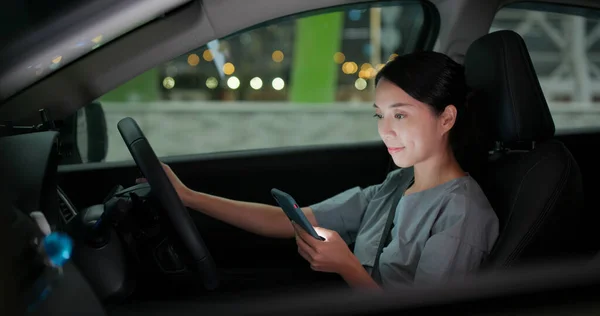 Mulher Uso Telefone Celular Carro Noite — Fotografia de Stock
