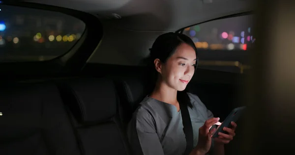 Kvinnors Användning Mobiltelefon Bilen Natten — Stockfoto
