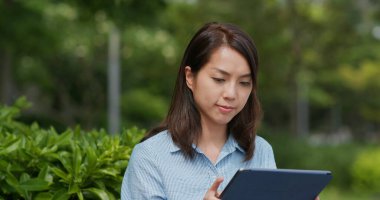 Kadın dışarıdaki tablet bilgisayara bak.