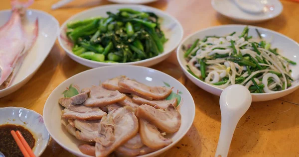 香港スタイルの家庭料理 家族の夕食のコンセプト 蒸し魚 野菜と肉を炒める — ストック写真