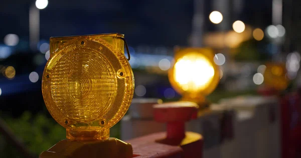 Sokakta Sarı Uyarı Işığı — Stok fotoğraf