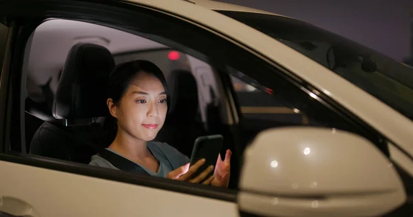 Mulher Usa Celular Para Gps Carro Noite — Fotografia de Stock