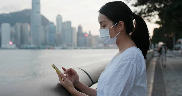 Donna Indossa Maschera Facciale Utilizza Telefono Cellulare Hong Kong — Foto Stock