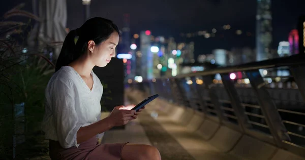 Mulher Uso Computador Tablet Noite — Fotografia de Stock