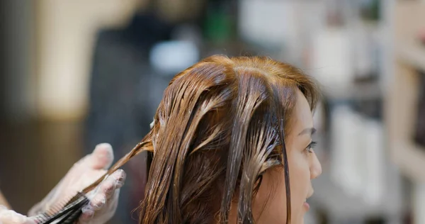 Жінка Фарбує Волосся Перукарню — стокове фото