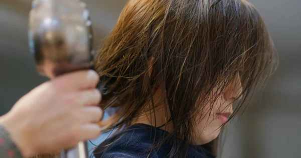 Mulher Senta Cadeira Com Estilo Cabelo Salão — Fotografia de Stock