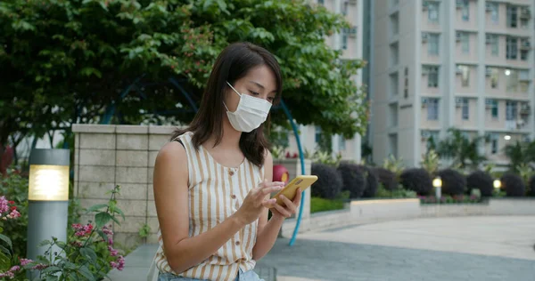 女性はフェイスマスクを着用し 路上で携帯電話の使用 — ストック写真