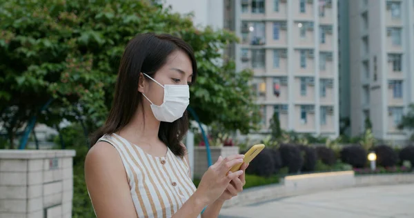 Vrouw Draagt Gezichtsmasker Het Gebruik Van Mobiele Telefoon Buitenlucht — Stockfoto