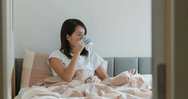 Frau Trinkt Wasser Auf Bett — Stockfoto