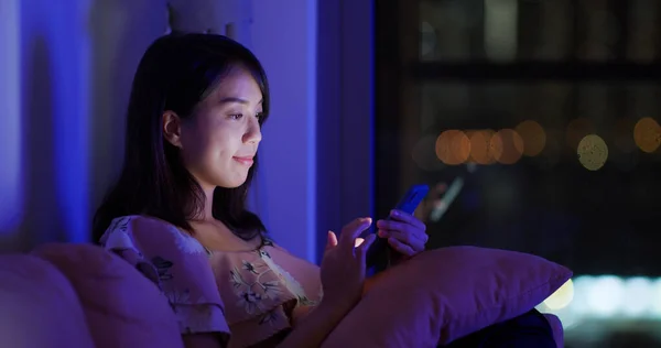 Mujer Uso Del Teléfono Móvil Casa — Foto de Stock