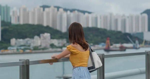 Mulher Olha Para Vista Cidade — Fotografia de Stock