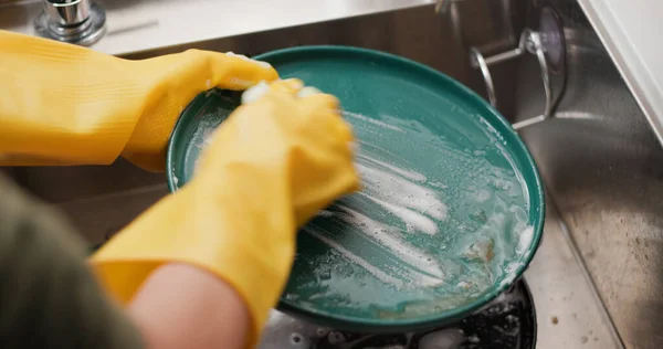 家庭で台所で皿を洗う — ストック写真