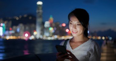 Kadın geceleri cep telefonundan mesaj gönderiyor.