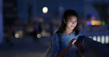 Açık havada kadın cep telefonu kullanımı