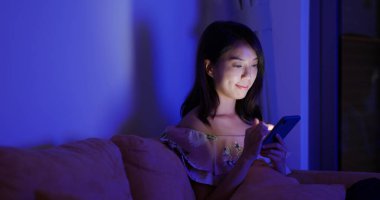 Akşamları evde cep telefonu kullanan kadınlar