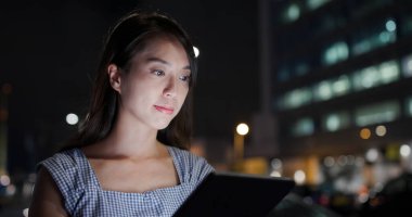 İş kadını geceleri tablet bilgisayarda çalışıyor