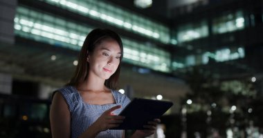 Kadın dışarıdaki dijital bilgisayara bak.