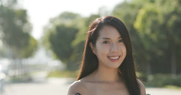 Азіатська Жінка Посміхається Камери — стокове фото