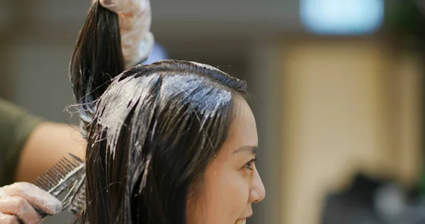 Vrouw Verven Haar Haar Schoonheidssalon — Stockfoto