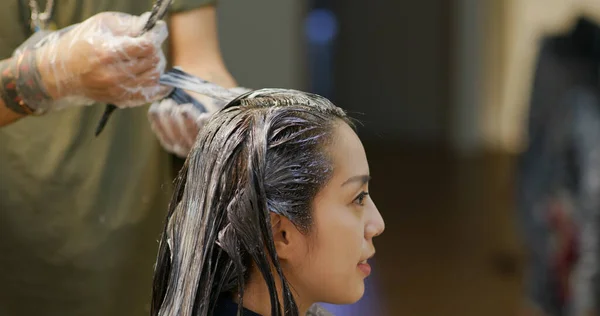 Γυναίκα Βάφει Μαλλιά Της Στο Σαλόνι Ομορφιάς — Φωτογραφία Αρχείου