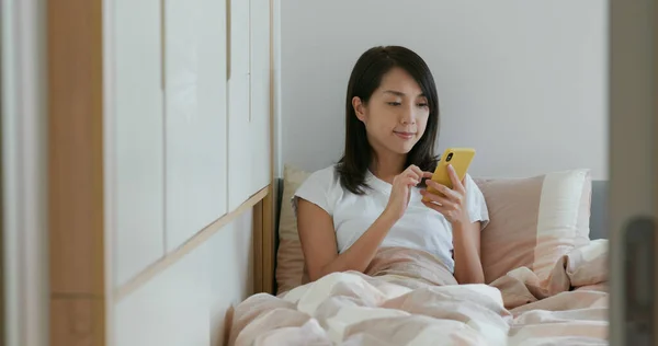 Женщина Работает Мобильный Телефон Кровати — стоковое фото